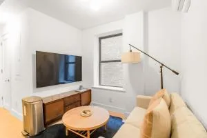 Comfortable 2BR 1BA Apartment in Greenwich Village Steps from Washington Square Park - Greenwich Village