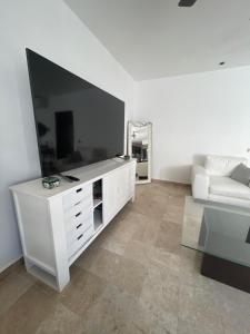 Spacious apartment 1 block from the beach