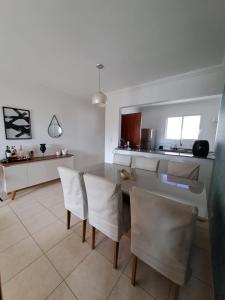 LINDO APARTAMENTO EM UBATUBA NA PRAIA DO ITAGUA, SAUNA, PISCINA, WI-FI, AR CONDICIONADO, 2 VAGAS DE ESTACIONAMENTO e BELA VISTA DA SACADA
