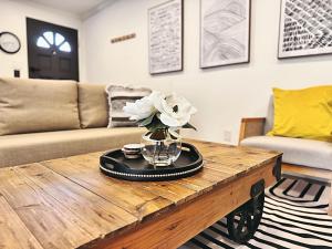 Comfortable 2Bed in Duplex with private Sunroom