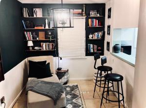 Pristine Montrose Walkable Apt Half Block to Menil Museum