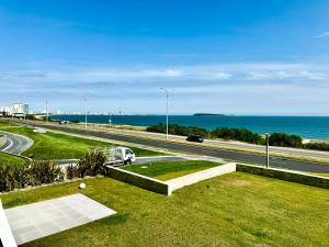 LUMIERE FRENTE al MAR un verdadero lujo con vista a los mejores atardeceres 2 dormitorios 3 baños cocina definida 2 balcones cochera y amenities