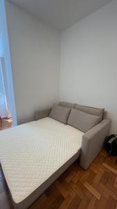 MELHOR APTO SALA E 2 QUARTOS NA QUADRA de COPACABANA