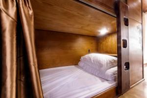 Giường Trong Phòng Nghỉ Tập Thể 8 Giường Cho Cả Nam Và Nữ (Bed in 8-Bed Mixed Dormitory Room)