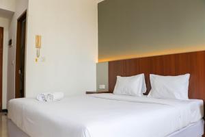 Homey and Comfort Stay Studio Room Maple Park Sunter Apartment By Travelio