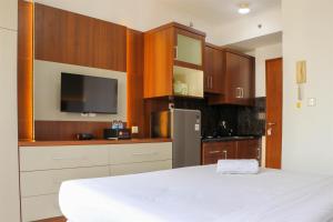 Homey and Comfort Stay Studio Room Maple Park Sunter Apartment By Travelio