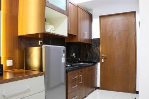 Homey and Comfort Stay Studio Room Maple Park Sunter Apartment By Travelio