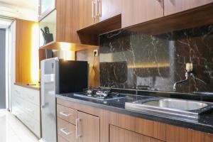 Homey and Comfort Stay Studio Room Maple Park Sunter Apartment By Travelio