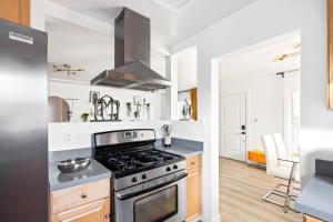 Modern Oasis with Pool & Jacuzzi near Universal Studios