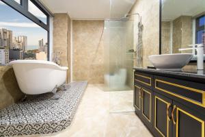 Suite Deluxe Nhìn Ra Biển (Deluxe Suite with Sea View)