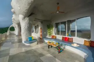 Villa Stonera by StayVista - Indoor pool, Mountain view, Outdoor firepit & A sprawling lawn for your perfect retreat - Shendi