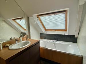 Maisons de vacances Charmante maison familiale a Groix, 3 chambres - FR-1-813-5 : Maison de Vacances