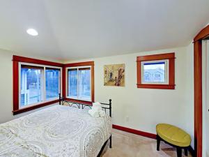 Fremont & Woodland Park Zoo Cozy Living