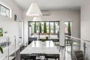 Stylish getaway near beach with stunning sunsets - St Leonards