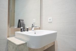 Fancy Designed Studio at Gold Coast Apartment By Travelio