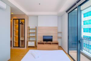 Modern and New 1BR across LRT Station Samara Suites Apartment By Travelio