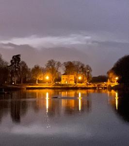 Maisons d'hotes Le relais de Mantelot : Chambre Double avec Salle de Bains Privative