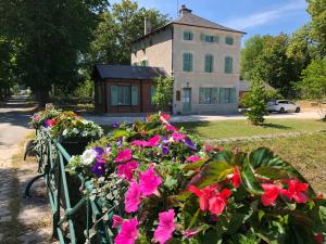 Maisons d'hotes Le relais de Mantelot : Chambre Familiale avec Douche 