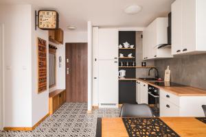 Park Mirowski Stylish Apartment by BookingHost