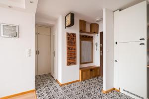 Park Mirowski Stylish Apartment by BookingHost