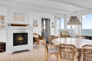 Welcoming Holiday Home Right Down To The Water