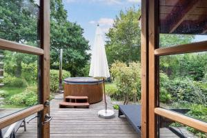 Charming Cabin With Wilderness Hot Tub