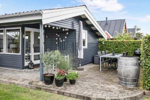 Cozy Little Holiday Home Near The Beach