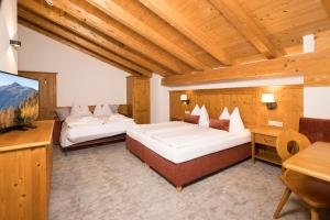 Quadruple Room (2 Adults + 2 Children) room in Gasthaus Jakober