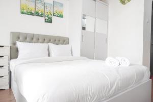 Fancy and Nice Studio at Belmont Residence Puri Apartment By Travelio