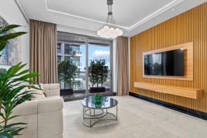 Lush Living with Jacuzzi and Burj Khalifa View