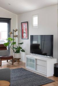 Designer townhome adjacent to East Brunswick Village 2min to tram plus private parking