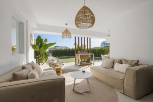 ViVi Homes - Sublime Close to the beach, Garden, Pool & Hot Tub