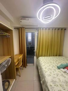 1- BEDROOM STAYCATION WITH BALCONY IN SHORE RESIDENCES PASAY BY House of Wu