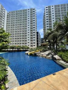 1- BEDROOM STAYCATION WITH BALCONY IN SHORE RESIDENCES PASAY BY House of Wu