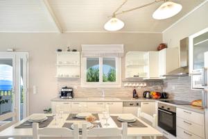 Lioniskari Seaviews - Paxois Private Pool Oasis