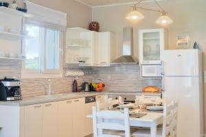 Lioniskari Seaviews - Paxois Private Pool Oasis