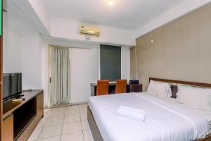 Relaxing Studio Apartment at Margonda Residence 2 near UI By Travelio