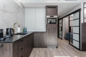 Deo Plaza Riverside Deluxe Apartment by Noclegi Renters