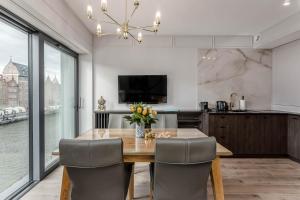 Deo Plaza Riverside Deluxe Apartment by Noclegi Renters