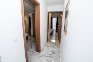 Modern 2-Bedroom Apartment with Terrace - By HostMT