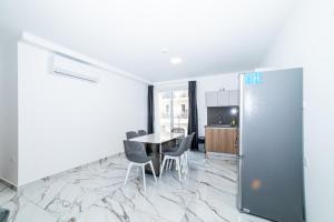 Modern 2-Bedroom Apartment with Terrace - By HostMT