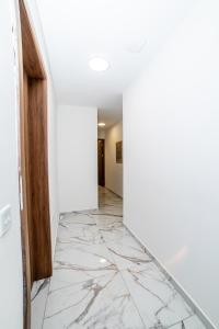 Modern 2-Bedroom Apartment with Terrace - By HostMT