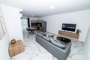 Modern 2-Bedroom Apartment with Terrace - By HostMT