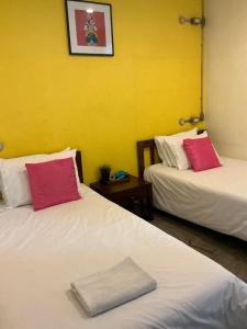 Phòng có 2 Giường đơn với Phòng tắm riêng bên ngoài (Twin Room with Private External Bathroom)