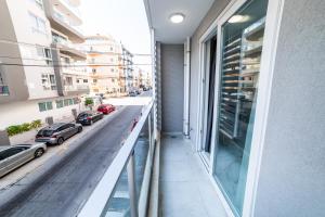 Modern 2-Bedroom Apartment with Terrace - By HostMT