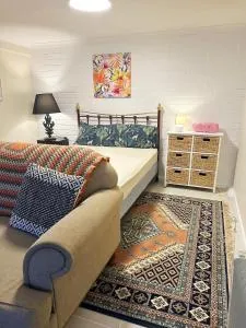 Guest suite-2 beds,private entry, bathroom & laundry - Unanderra