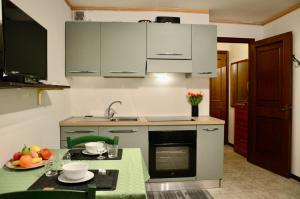 Hostdomus - Grey Mono