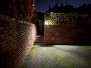 Bewdley River Cottage - Free private gated parking for 2 cars - River front location