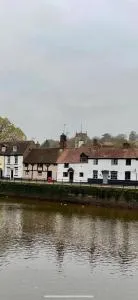 Bewdley River Cottage - Free private gated parking for 2 cars - River front location - Upper Arley