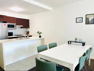 Cozy Zetland 2 bedroom apt with pool, gym and parking